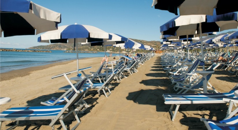 villaggio_velia_spiaggia_e_lettini-tSa-825X450